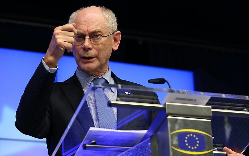 Na urenlang beraad, uitstel en vooral veel politieke onderonsjes, twitterde EU-voorzitter Herman Van Rompuy vrijdagmiddag even voor halfvijf de verlossende woorden: „Deal rond!” Foto EPA