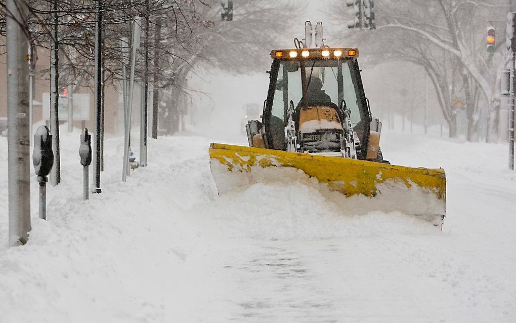 Sneeuwschuiver probeert de weg vrij te maken na de sneeuwstorm in New York.  Foto EPA