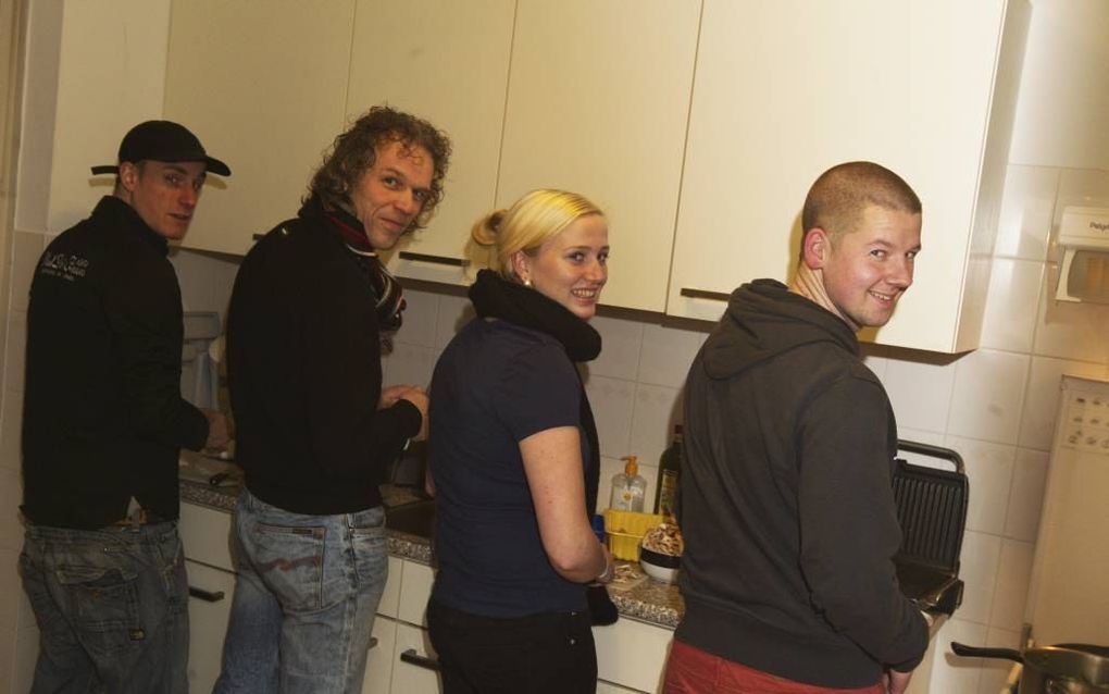 Roy, Roel Vonk, Kristy en William Bogerd (v.l.n.r.) in een huis van Kansrijk Wonen. Foto RD, Henk Visscher