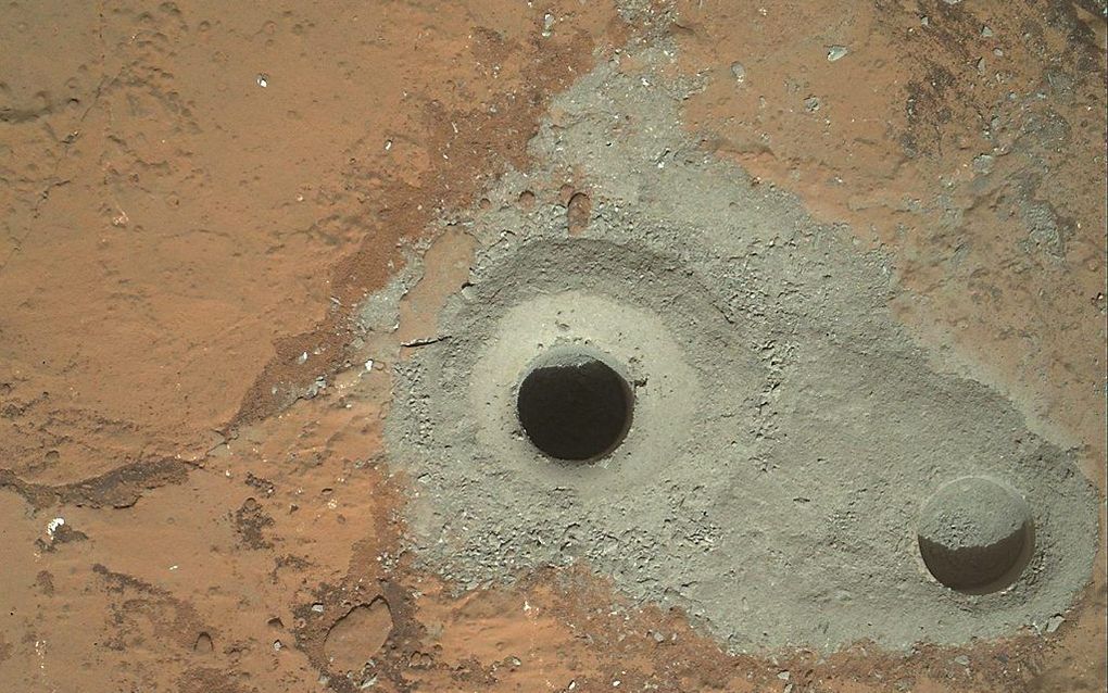 Curiosity heeft een gaatje in een steen geboord op Mars. Foto EPA