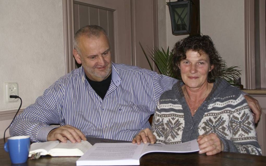 BRUCHEM – Henk en Erna van den Brink beginnen in mei in hun boerderij aan de rand van Bruchem een inloophuis. Daarnaast wordt er straks in de statige boerderij een Bijbelcursus gegeven. Foto André Bijl