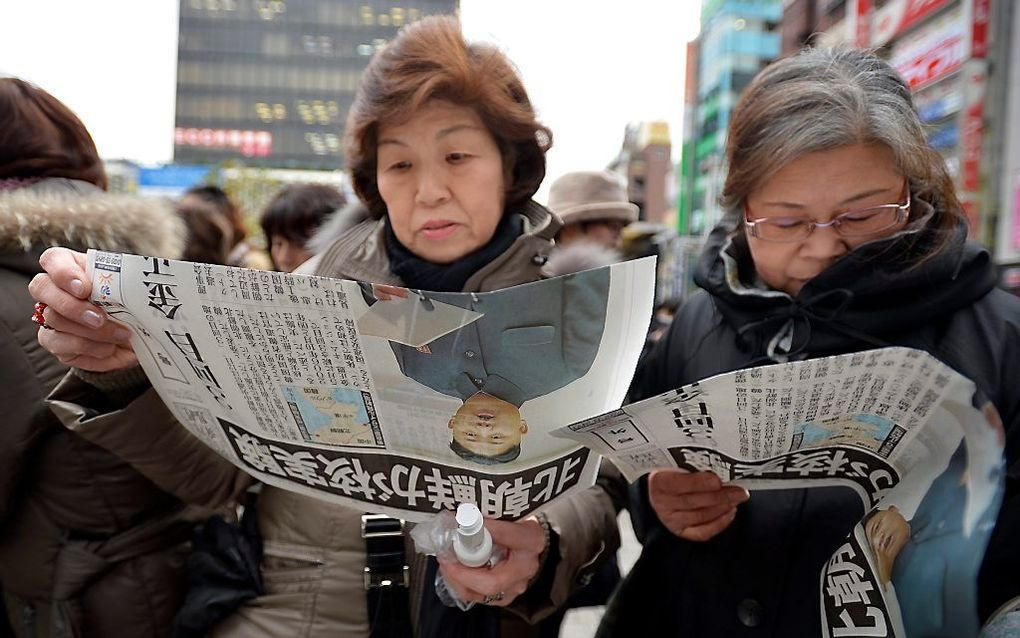 Japanse vrouwen lezen in Tokyo het nieuws over de Noord-Koreaanse kernproef. Foto EPA