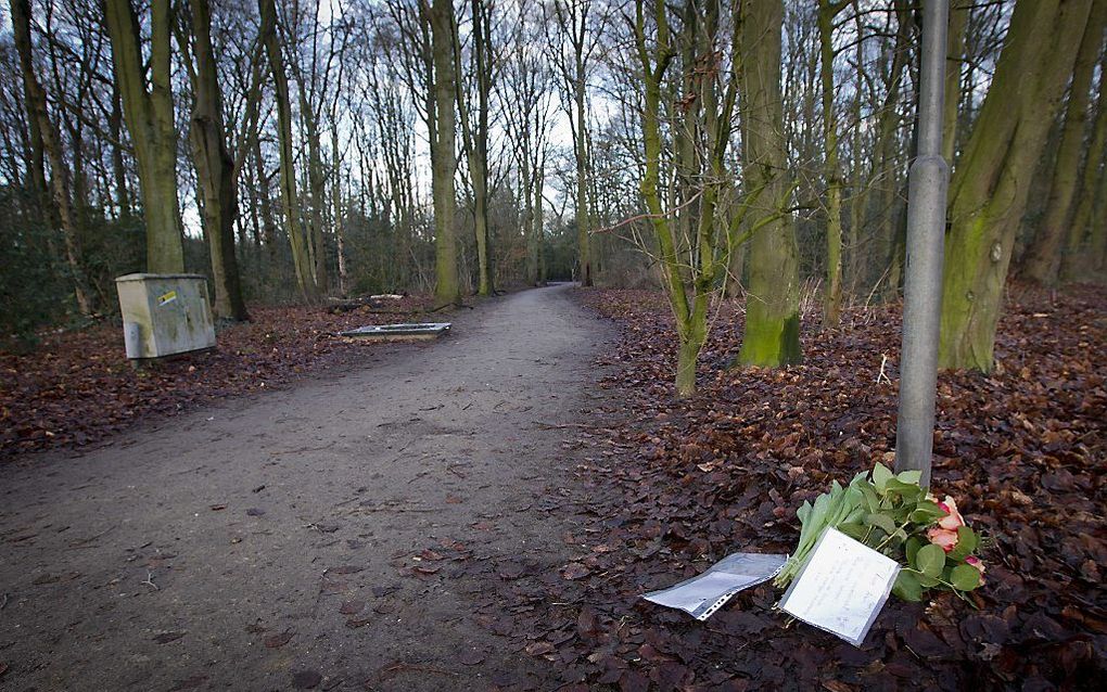 Bij de ingang van het bospad waar het lichaam van de 13-jarige Anass Aouragh is gevonden, zijn enkele bloemen en brieven neergelegd. Foto ANP