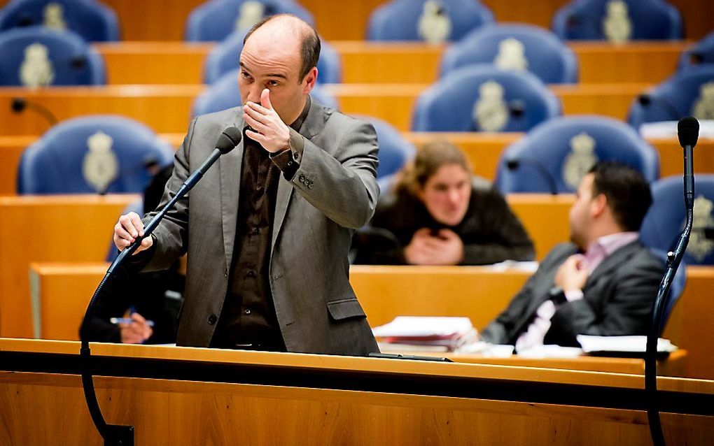 Ouders die niet willen dat hun kinderen te maken krijgen met het sociaal leenstelsel, kunnen vanaf woensdag hun handtekening zetten onder een manifest van de SP. „Met dit manifest geven we ouders een stem”, stelt Kamerlid Jasper van Dijk.  Foto ANP