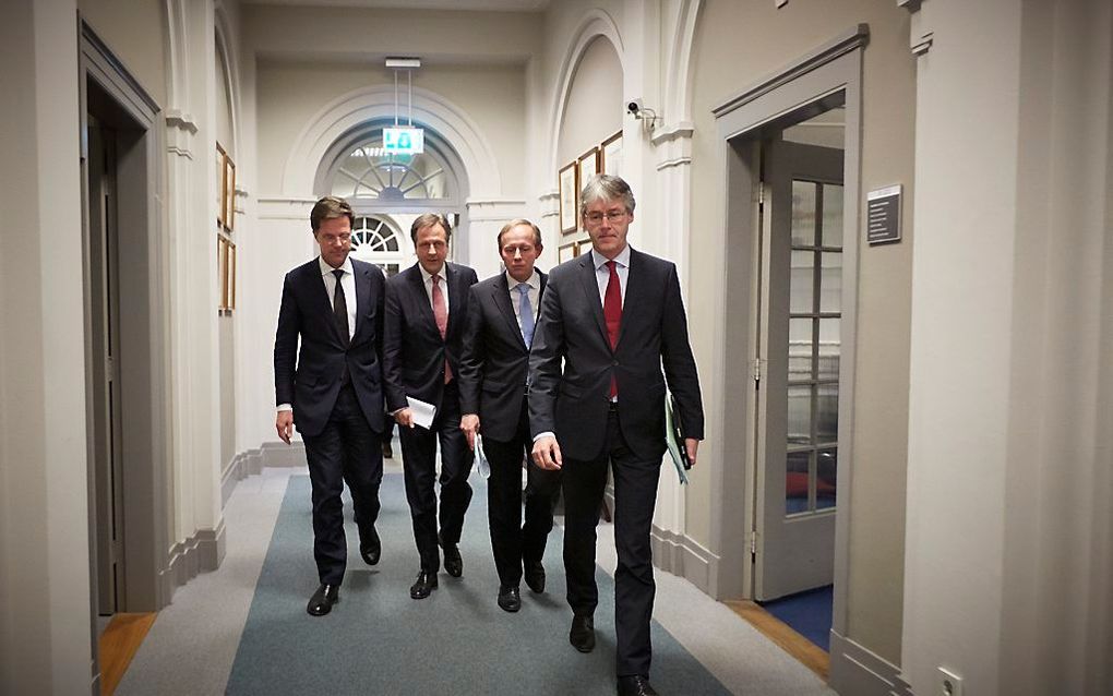 Premier Mark Rutte, D66-leider Alexander Pechtold, Cees van der Staaij van de SGP en Arie Slob van de CU na afloop van de onderhandelingen over de woningmarkt. Foto ANP