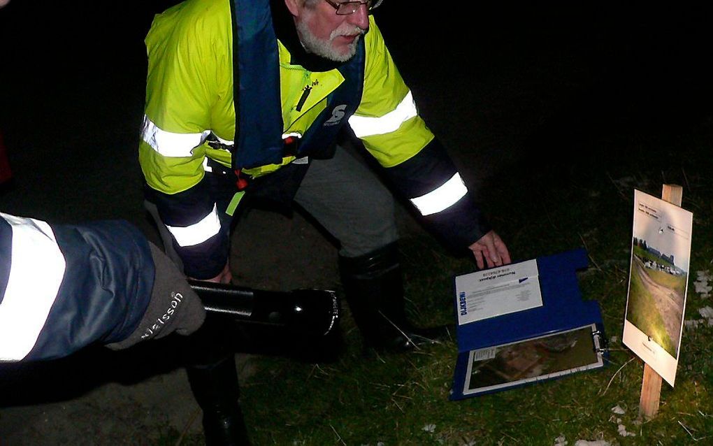 Zo’n 350 kilometer dijk inspecteert water­schap Hollandse Delta deze maand. Dinsdagavond ging een aantal van de ruim 600 vrijwilligers de waterkeringen op, om zo snel mogelijk zwakke plekken te kunnen signaleren. Foto RD