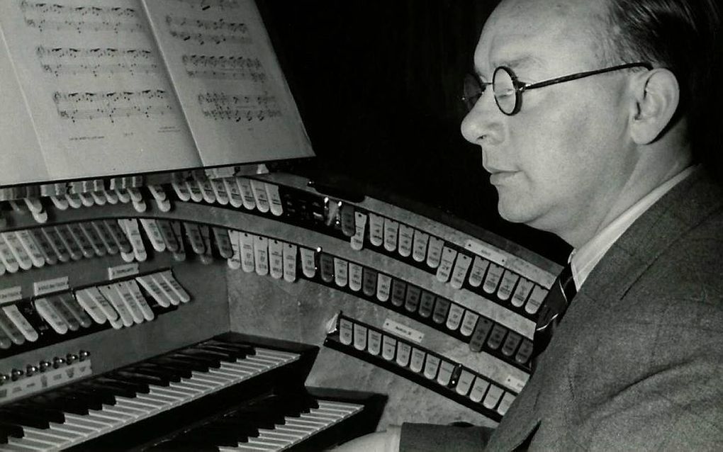 Pierre Palla bij het AVRO-concertorgel in Hilversum, omstreeks 1940. Foto Collectie Het  Leven