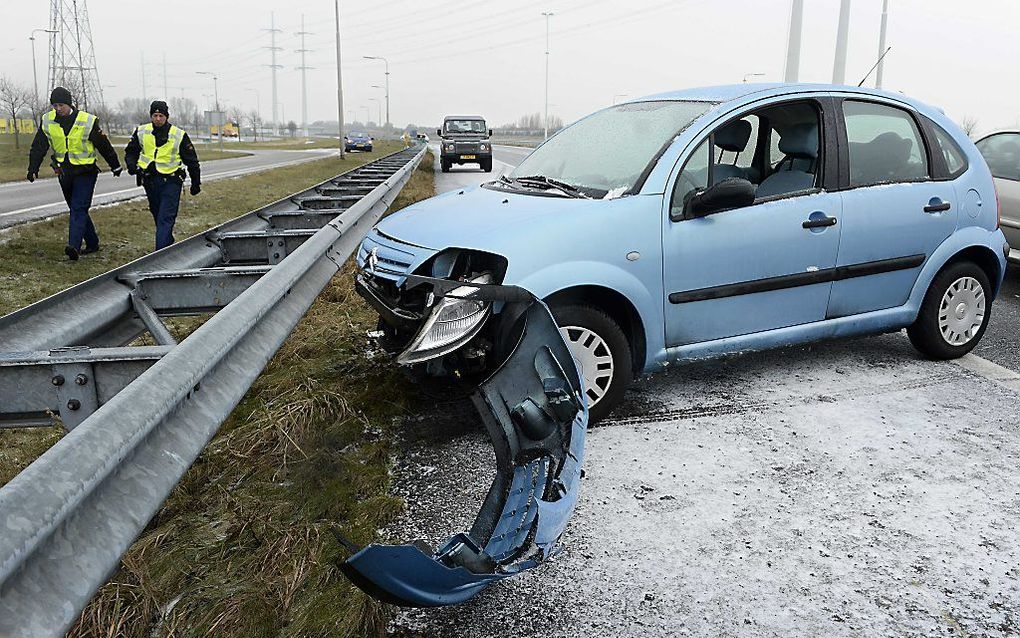 Een ongeval donderdag op de A4 ter hoogte van Delft. Nederland kleurt weer wit. Foto ANP