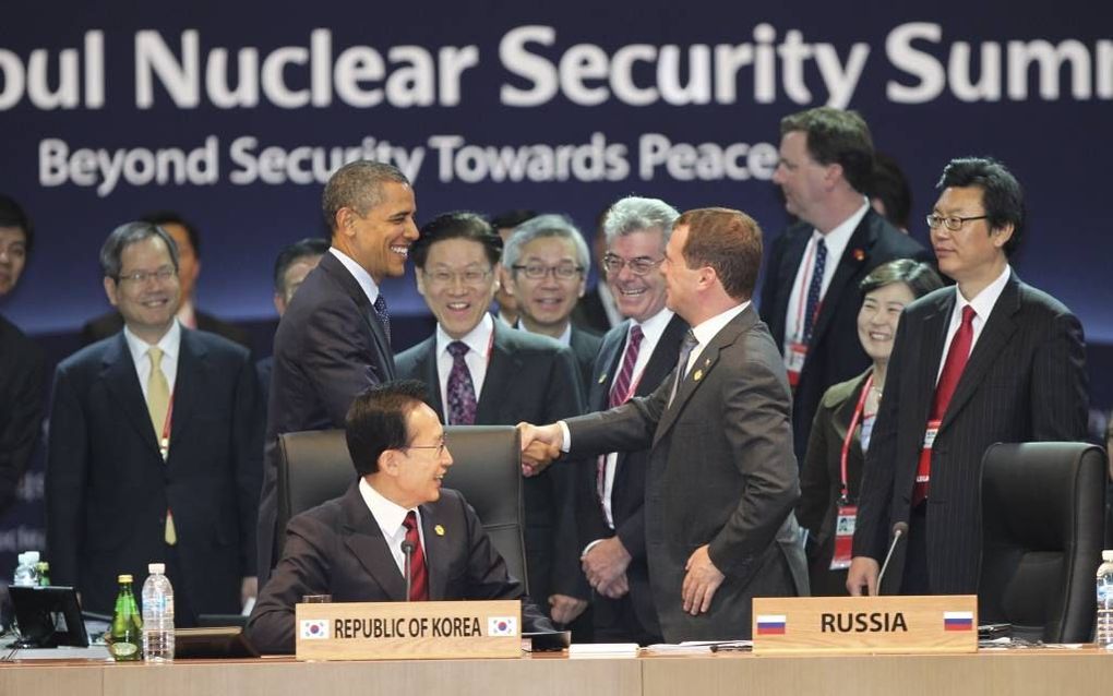 SEOUL – De Amerikaanse president Obama (l.) bereikte in Seoul in zijn eerste termijn een akkoord met zijn Russische collega Medvedev over het terugdringen van atoomwapens. Foto EPA