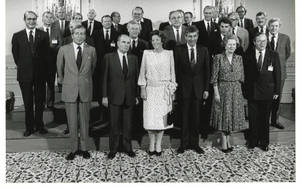 De regeringsleiders die in Nederland deelnemen aan de Europese top van 1986, lunchen met koningin Beatrix en prins Claus op Paleis Noordeinde. Links naast de koningin de Franse president Mitterrand, rechts van haar premier Lubbers. Rechtsachter de koningi