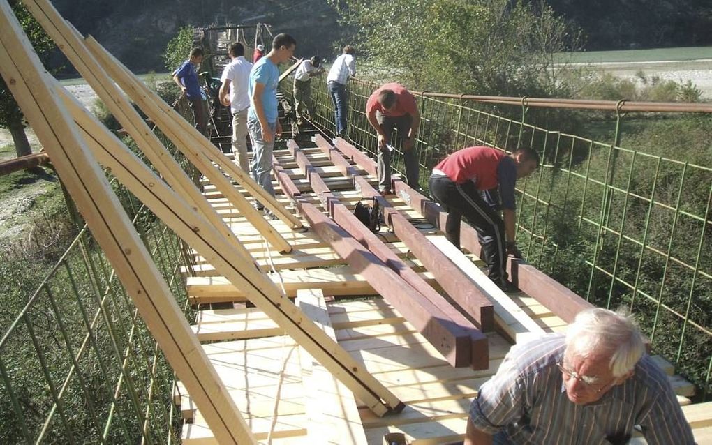 Albanezen en Nederlanders in oktober aan het werk in het Albanese Tepelenë om een voetgangersbrug over de rivier de Vjose te herstellen. Foto Werkgroep Albanië Vriezenveen