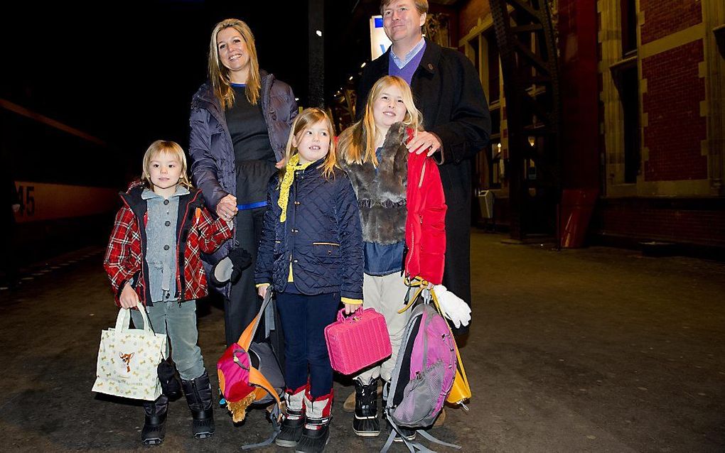 Prins Willem-Alexander, prinses Maxima en hun dochters (vrnl) Amalia, Alexia en Ariane stappen op Amsterdam Centraal Station in de koninklijke trein richting Lech, waar zij de komende week hun jaarlijkse skivakantie gaan houden. Fot ANP