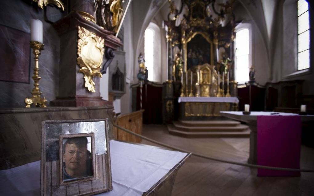 In de rooms-katholieke St. Nikolauskerk van het Oostenrijkse Lech wordt gebed gevraagd voor prins Friso. De prins kwam morgen een jaar geleden onder een lawine terecht. Leden van de koninklijke familie komen morgen met inwoners van Lech samen in de naastg