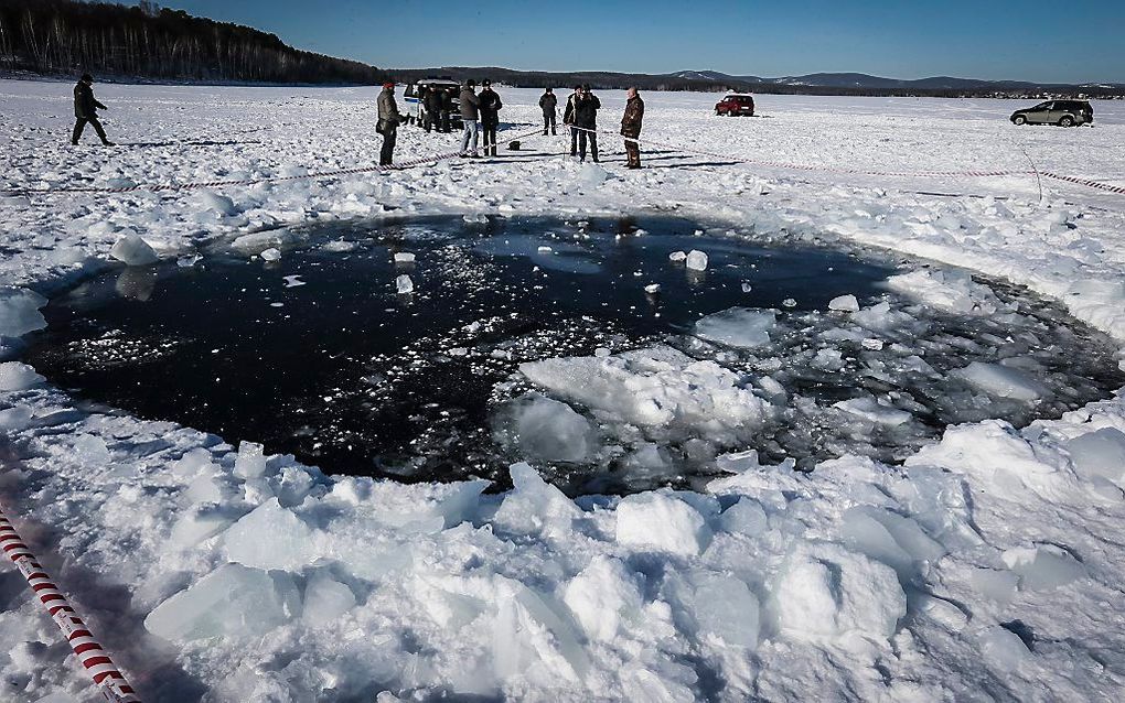 Het meer op 8 kilometer van Tsjejabinsk waar de meteoor is ingeslagen. Foto EPA