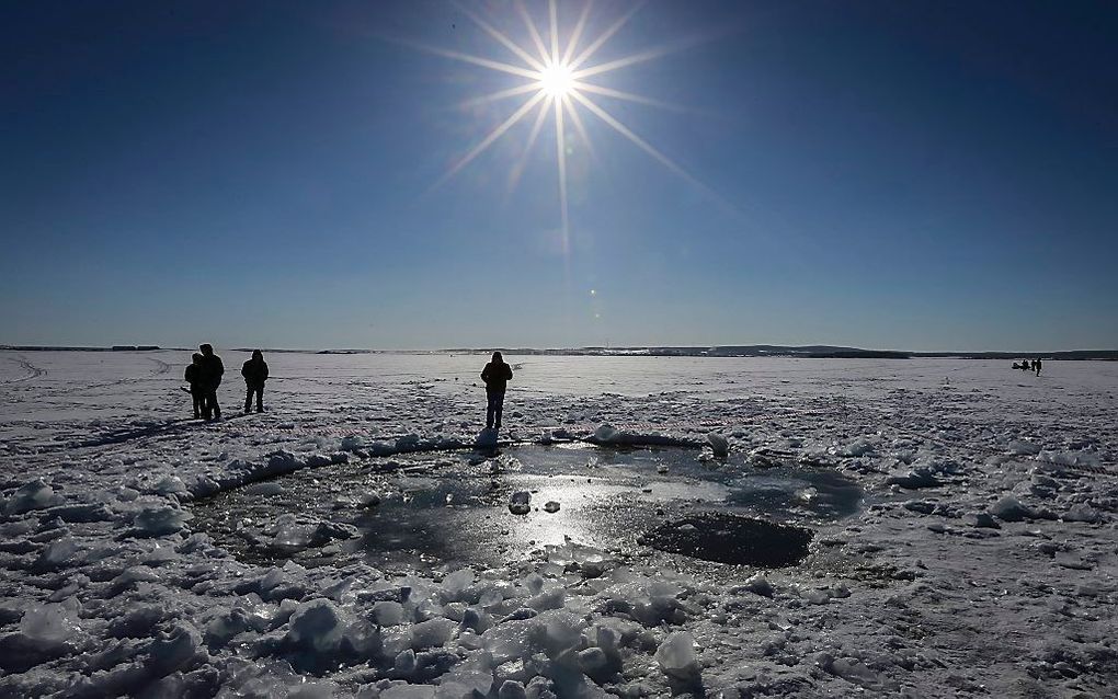 Het meer op 8 kilometer van Tsjejabinsk waar de meteoor is ingeslagen. Foto EPA