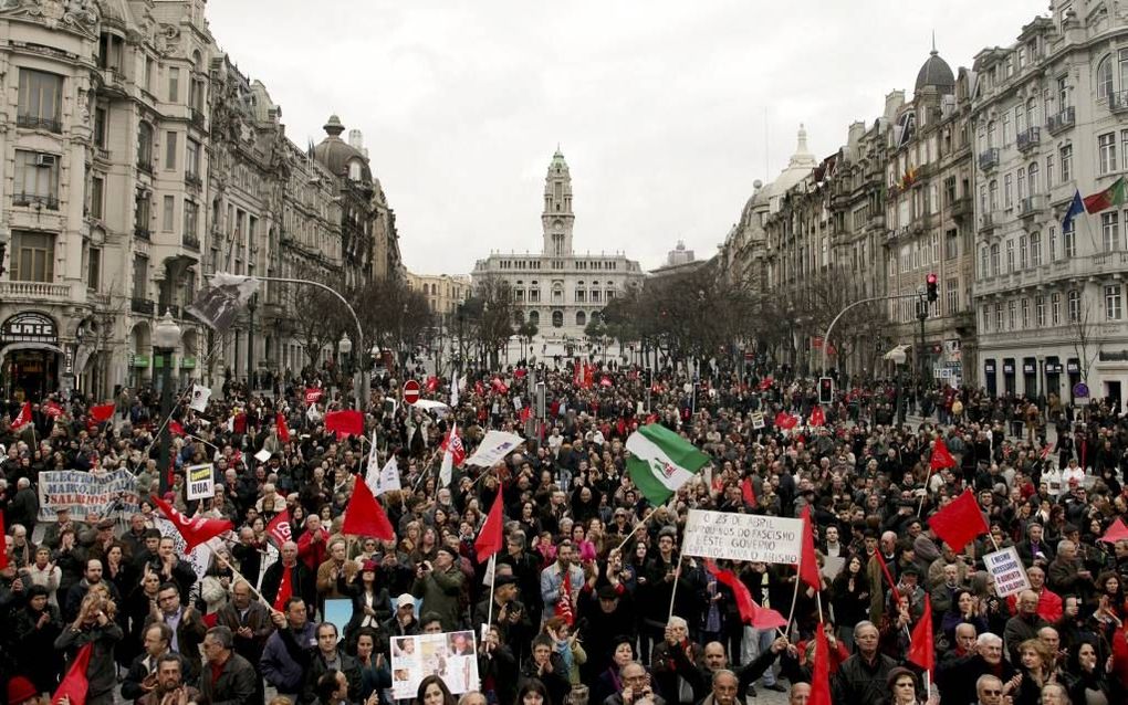 PORTO – De vakbond van Portugese werklieden hield zaterdag in Porto een demonstratie tegen bezuinigingsmaatregelen van de regering. Hoewel de crisis de Portugezen zwaar treft, zijn gewelddadige betogingen in het land zeldzaam. Portugezen gooien niet met s