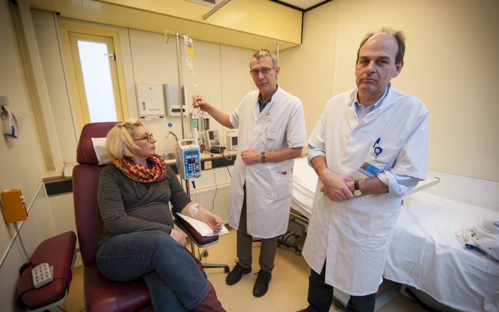 Neurochirurg prof. Clemens Dirven (r.) en neuro-oncoloog dr. Martin van den Bent in het hersentumorcentrum van het Erasmus Medisch Centrum in Rotterdam. Foto Cees van der Wal