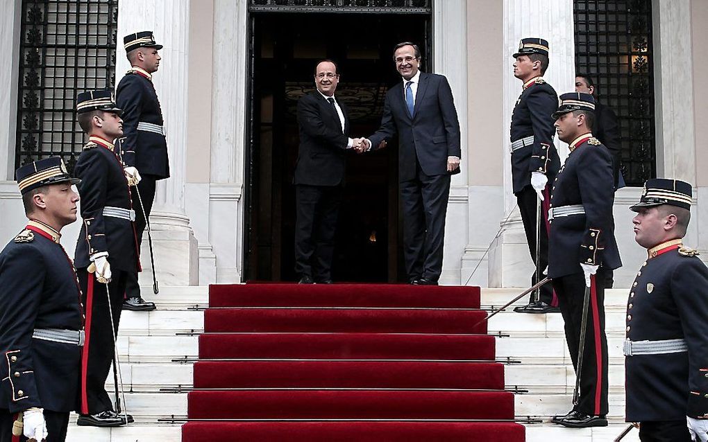 De Griekse pemier Samaras begroet zijn Franse collega Hollande.  Foto EPA