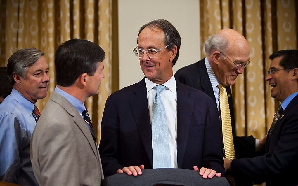 Democraat Erskine Bowles (midden).  Foto EPA