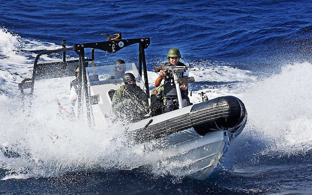 De Nederlandse marine heeft voor de kust van Somalië 9 vermoedelijke piraten opgepakt. De mannen en hun bootjes zijn in afwachting van verdere besluiten aan boord genomen van het fregat Hr. Ms. De Ruyter.  Foto ANP