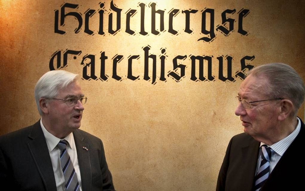 Drs. I. A. Kole en dr. W. Verboom gingen gisteren op de gezinsbeurs Wegwijs in Utrecht met elkaar in gesprek over de betekenis van de Heidelbergse Catechismus. Foto RD, Henk Visscher