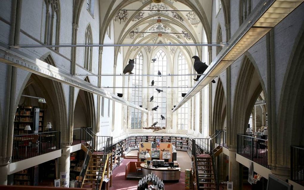 „Hoewel vaak wordt gezegd dat een passende herbestemming voor een kerk niet haalbaar is, zijn er  positieve uitzonderingen.” In de Kloosterkerk in Zutphen is de openbare bibliotheek gevestigd. Foto RD, Henk Visscher