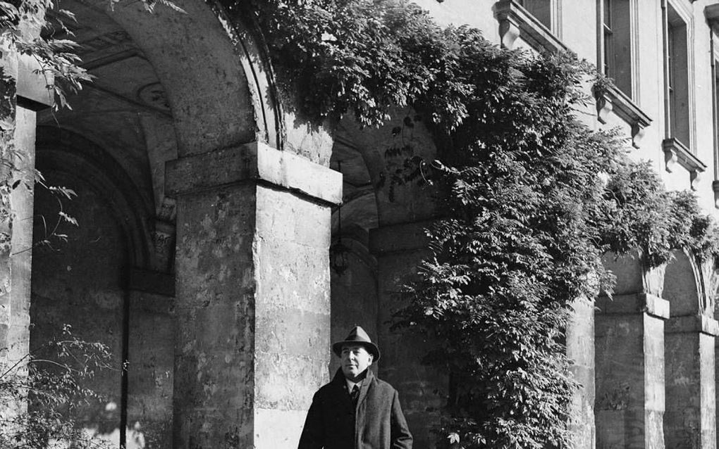 C.S. Lewis in de tuin van Magdalen College, Oxford.