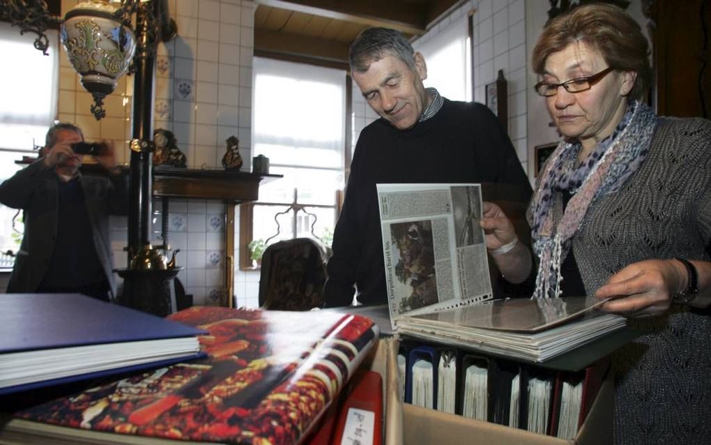 Jan Mansier (l.) schonk deze week een map met krantenknipsels van zijn moeder aan de Stichting Historie van Ruinen.  Foto Eelco Kuiken