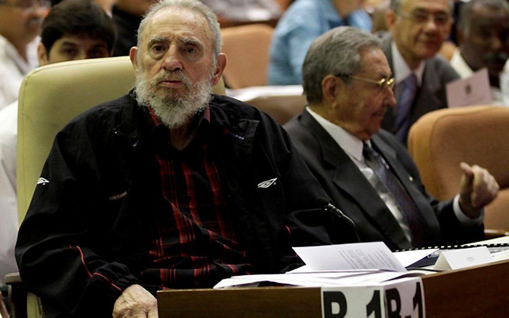 De gepensioneerde Cubaanse leider Fidel Castro (86) is na een lange periode van afwezigheid weer in het parlement verschenen. Tijdens de openingszitting van de Nationale Vergadering nam hij zijn stoel in naast zijn broer, president Raúl Castro. Foto AFP