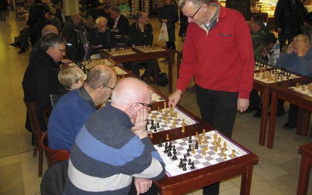 Dordrecht staat deze week in het teken van de schaaksport. Zaterdag speelde schaakpromotor Berrevoets midden in winkelcentrum Sterrenburg 32 partijen tegelijk.	Foto Mark van Hulst