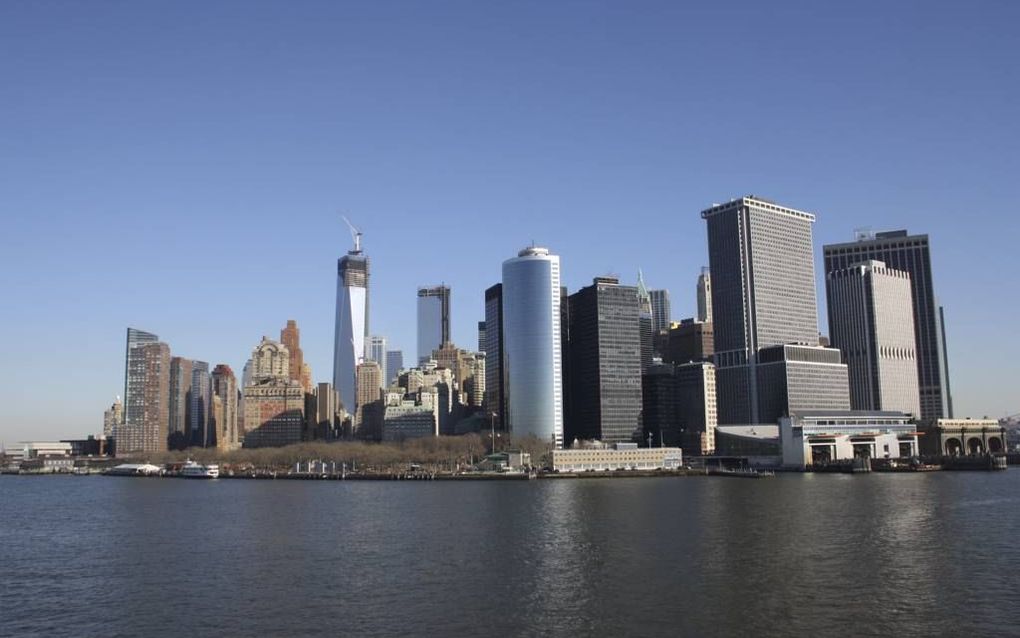 Blik op Manhattan vanaf een veerboot op de Hudsonrivier. One WTC, links met een kraan op het dak, wordt duidelijk het hoogste gebouw. Foto Riekelt Pasterkamp