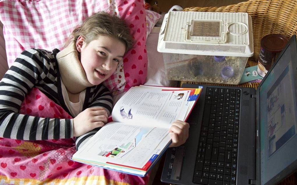 Annemieke Wilbrink (12) heeft het synroom van Grisel, een zeldzame aandoening aan de nekspieren. Foto RD, Anton Dommerholt