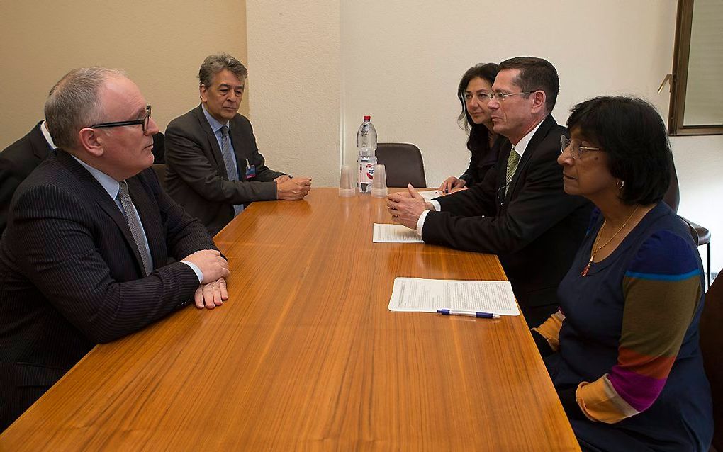 Minister Timmermans in gesprek met de Hoge Commissaris voor de mensenrechten van Zuid Afrika, Navanethem Pillay.  Foto EPA