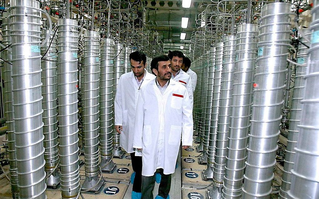 Ahmadinejad op bezoek bij een nucleaire installatie in centraal Iran. Foto EPA