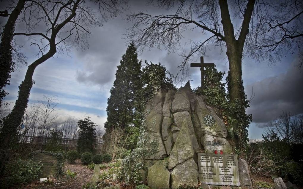 Rotsgraf van de familie Roovers Vollmer in Maastricht. Aan de voorzijde van de rots is in koperen letters de tekst ”In Pace” aangebracht, met daarboven het Christusmonogram. De Griekse letters daarin verwijzen naar de tekst uit Openbaring 22:13: „Ik ben d