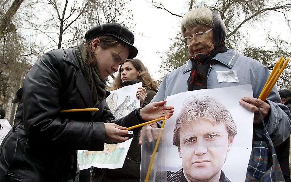 Mensenrechtenactivisten met een foto van Litvinenko. Foto EPA