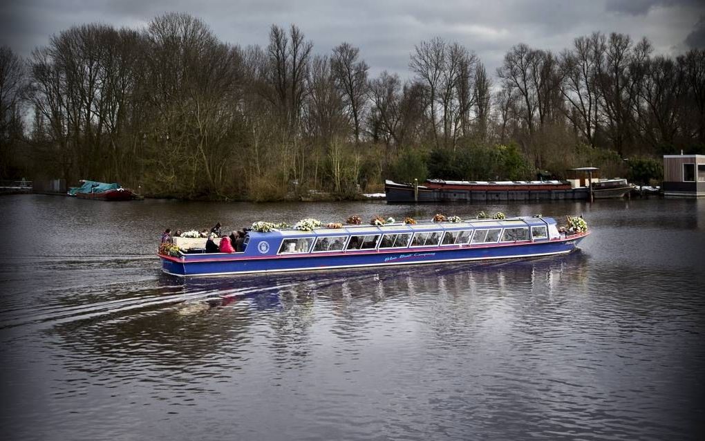 Omdat de Amsterdamse begraafplaats Zorgvlied aan het water ligt, is het mogelijk de boot te gebruiken bij een uitvaart. De begraafplaats werd in 1870 officieel geopend. In die tijd werden overledenen vaak per trekschuit naar de begraafplaats vervoerd. Voo