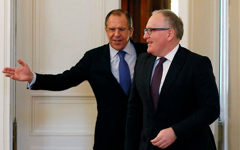 Lavrov (l.) en Timmermans. Foto EPA