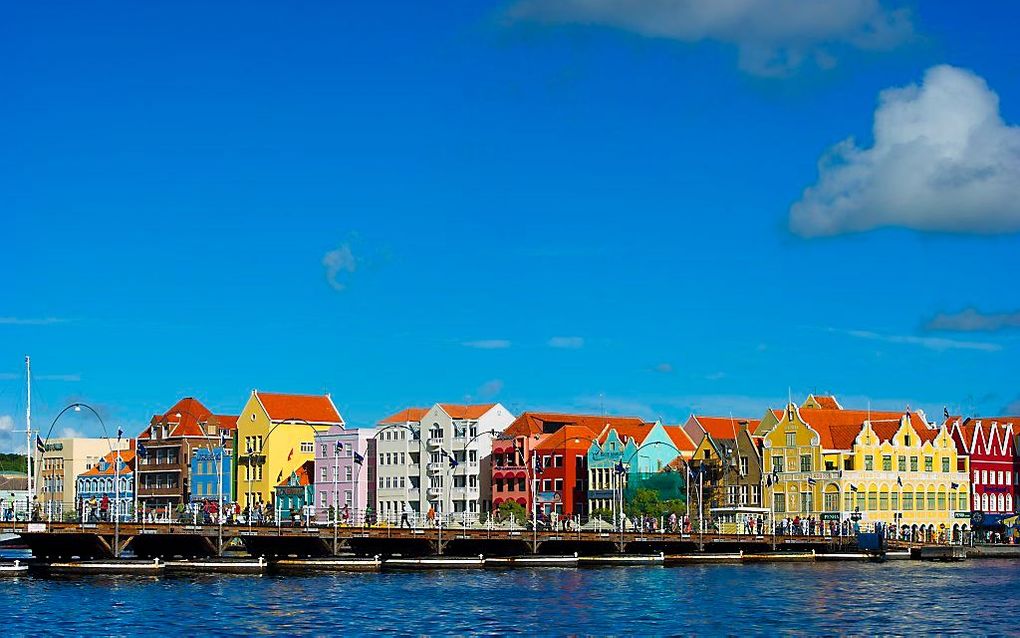 Fel gekleurde huizen in de haven van Willemstad, Curaçao, Nederlandse Antillen. ANP