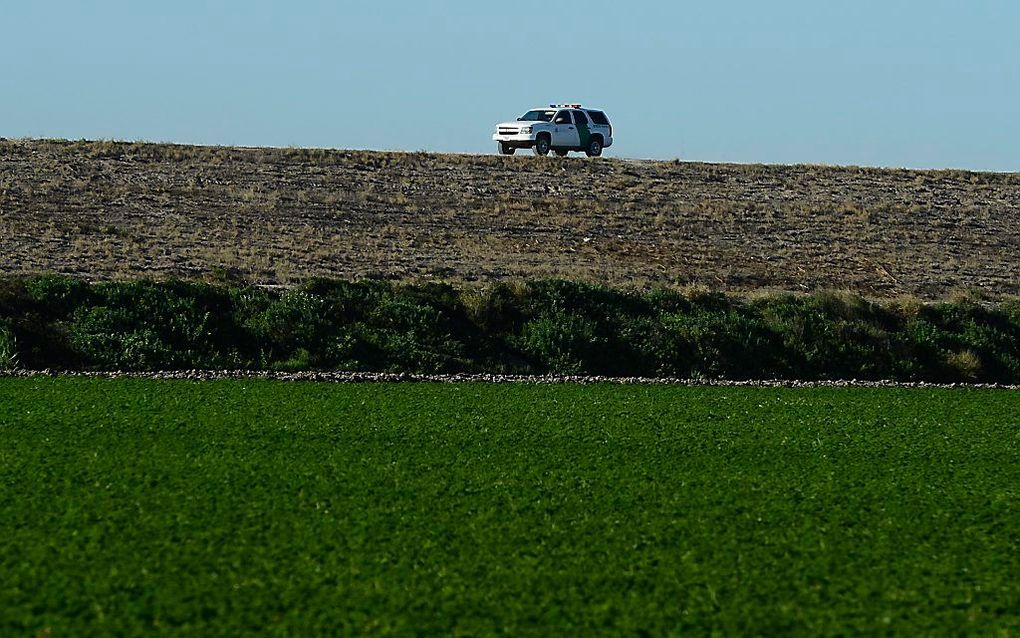 Een auto van de Amerikaanse grenswacht rijdt langs de rivier de Rio Grande, die een natuurlijke grens vormt met Mexico. Foto EPA