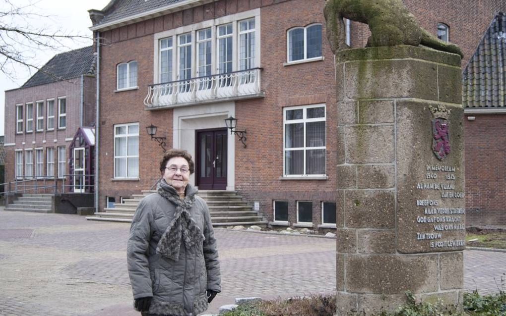 Riek van Driel (82) verzet zich tegen de sloop van het voormalige gemeentehuis van Ochten en het verplaatsen van het oorlogsmonument. „Desnoods ga ik ervoor staan als het monument wordt verplaatst.” Foto Johanne de Heus