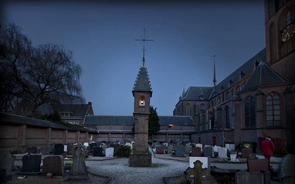 Dodenlicht op een kerkhof in Nieuwegein. In vroeger tijden diende het licht om dieven en ander gespuis af te schrikken. De lantaarn had ook een symbolische betekenis: hij zou de duivel en zijn demonen weren van het kerkhof. Anderzijds stond het dodenlicht