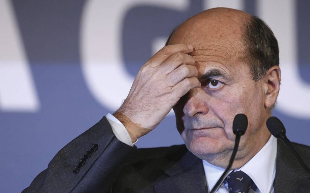 De leider van de Italiaanse Democratische Partij, Pier Luigi Bersani, gaf dinsdag in Rome een persconferentie. Aan zijn bezorgde blik was de crisistoestand van de Italiaanse politiek af te lezen.  Foto EPA