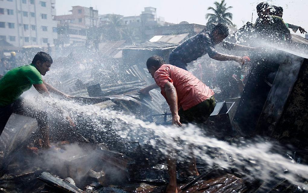 Brand in sloppenwijk Dhaka, Bangladesh. Foto EPA