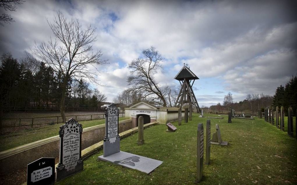 Op de begraafplaats in Oranjewoud (Heerenveen, Friesland) bevindt zich de grafkelder van de familie Van Limburg Stirum. Ook staat er een karakteristieke klokkenstoel, waarvan er veel zijn in Friesland en waarvan de klok bij begrafenissen wordt geluid. Fot