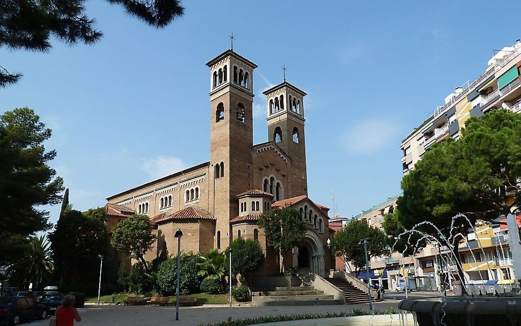 De koepel aan de binnenzijde van de Santa Eulaliakerk in l'Hospitalet, bij de Spaanse stad Barcelona, is voorzien van graffiti. Foto Deosringas, Wikimedia