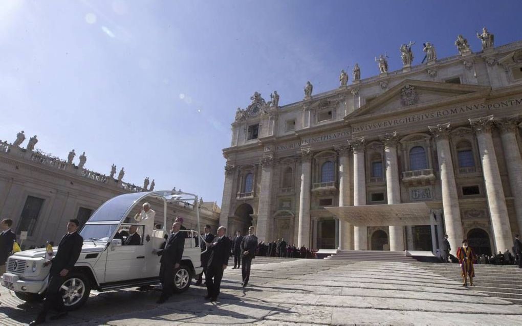 ROME – Paus Benedictus XVI verlaat het Sint-Pietersplein in Rome na afloop van zijn laatste audiëntie. Foto EPA