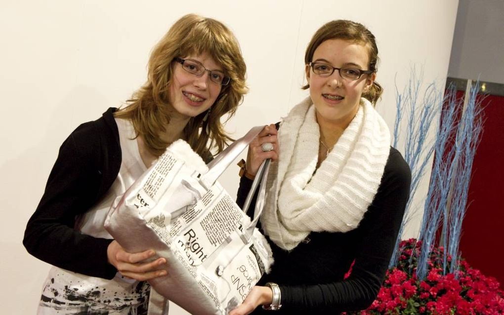 Roelieke Boonzaaijer en Marijke van Selm. Hippe handtas met leuke details van bont. Foto RD, Anton Dommerholt