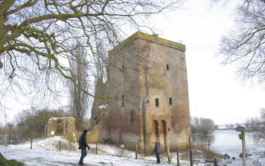 De ruïne van kasteel De Nijenbeek bij Voorst. Het kasteel raakte in 1945 zwaar beschadigd bij vuurgevechten tussen Duitsers en Canadezen. Sindsdien is er nauwelijks onderhoud gepleegd. Foto RD