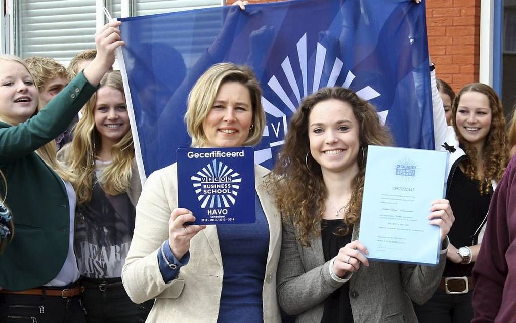 VEENENDAAL – Het Ichthus College te Veenendaal kreeg donderdag de plaquette Vecon Business School uitgereikt. Foto Ichthus College